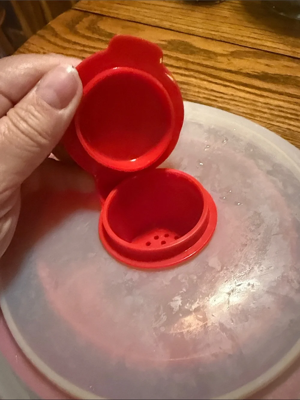 Pampered Chef Collapsible Silicone Microwave Popcorn Bowl with White Lid